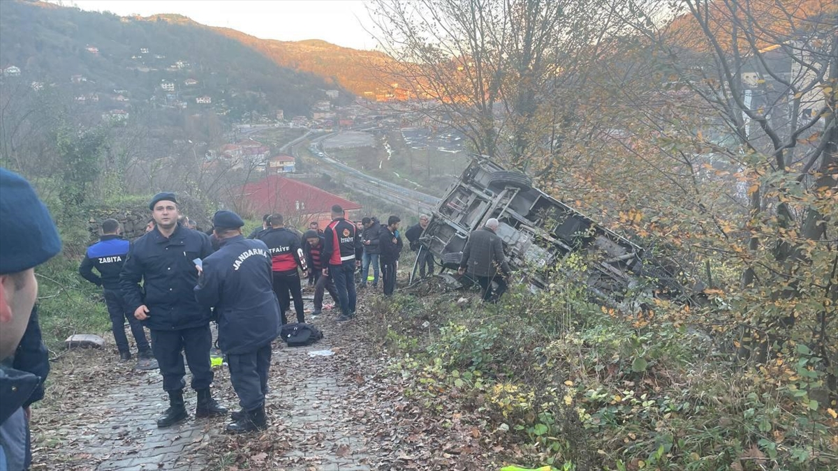 Zonguldak'ta Şarampole Devrilen Servis Aracındaki 1 Öğrenci Öldü, 15 Kişi Yaralandı