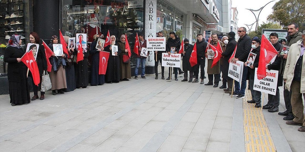 Vanlı Aileler Hdp İl Başkanlığı Önündeki Eylemlerini Sürdürdü