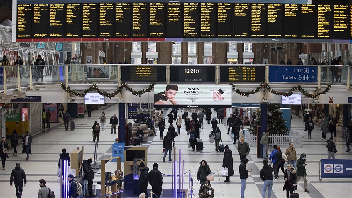 İngiltere'de Ulaşım Sektörü Çalışanlarının Toplu Grevi Hayatı Olumsuz Etkiliyor