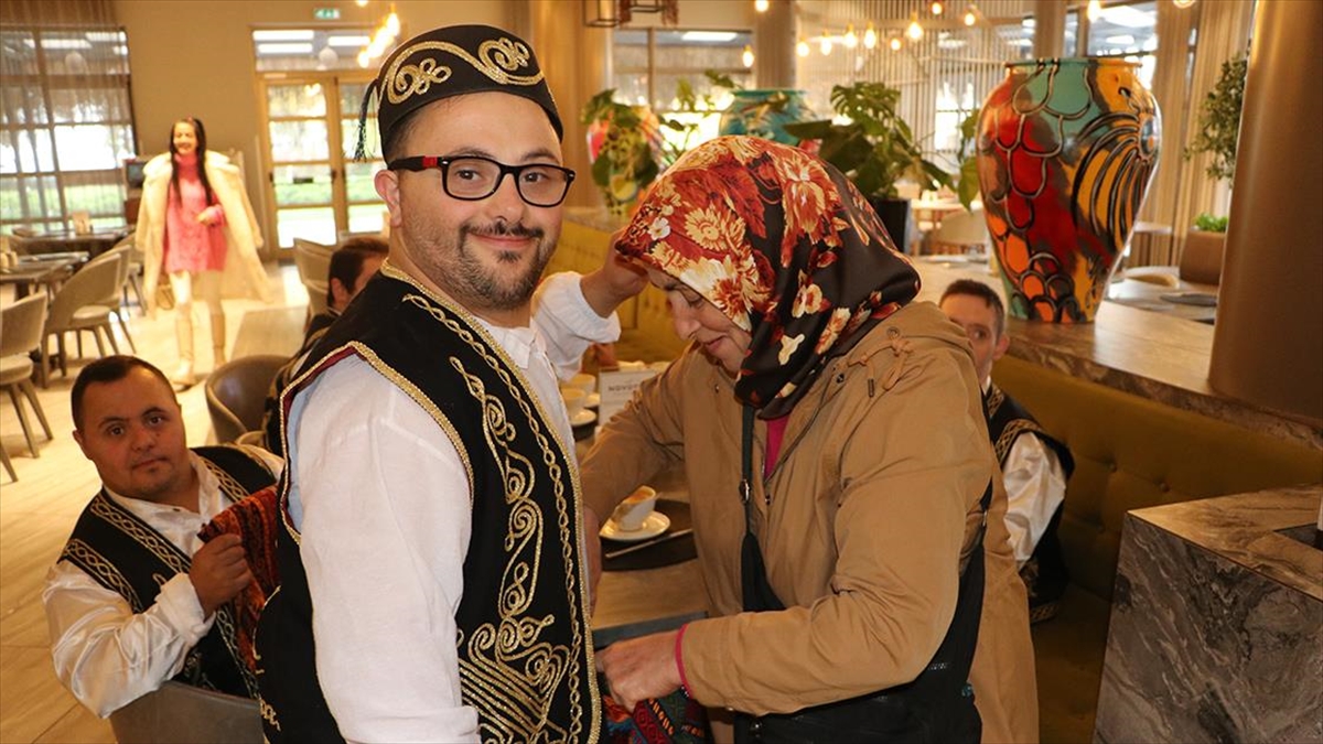 Trabzon'da Down Sendromlu Garson Çevresine Neşe Saçıyor