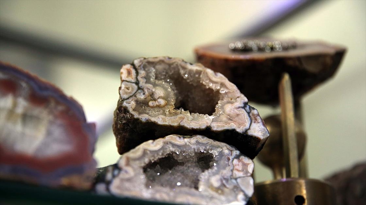 Rot Balans Ustası Doğadan Topladığı Değerli Taşları İş Yerinde Sergiliyor