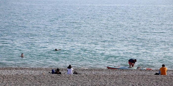Antalya'da Vatandaşlar İle Turistler Aralıkta Denize Girdi