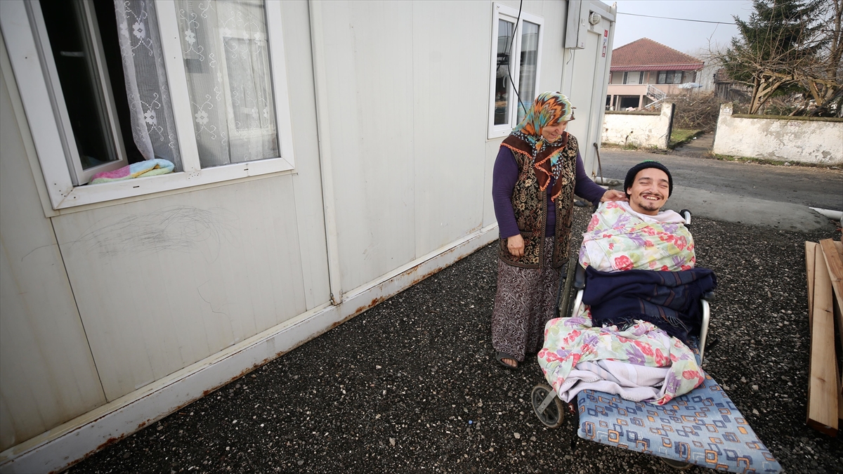 Deprem Sonrası Evi Yıkılan Sezgin Teyzenin Gözyaşını Devlet Ve Yardımseverler Dindirdi