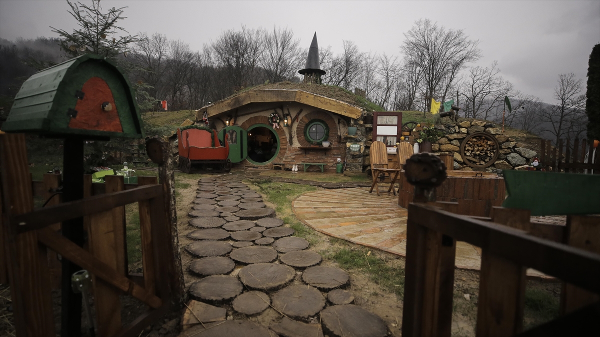 Bosnalı Kız Kardeşler Her Biri Farklı Dekore Edilen Hobbit Evleri İnşa Ediyor
