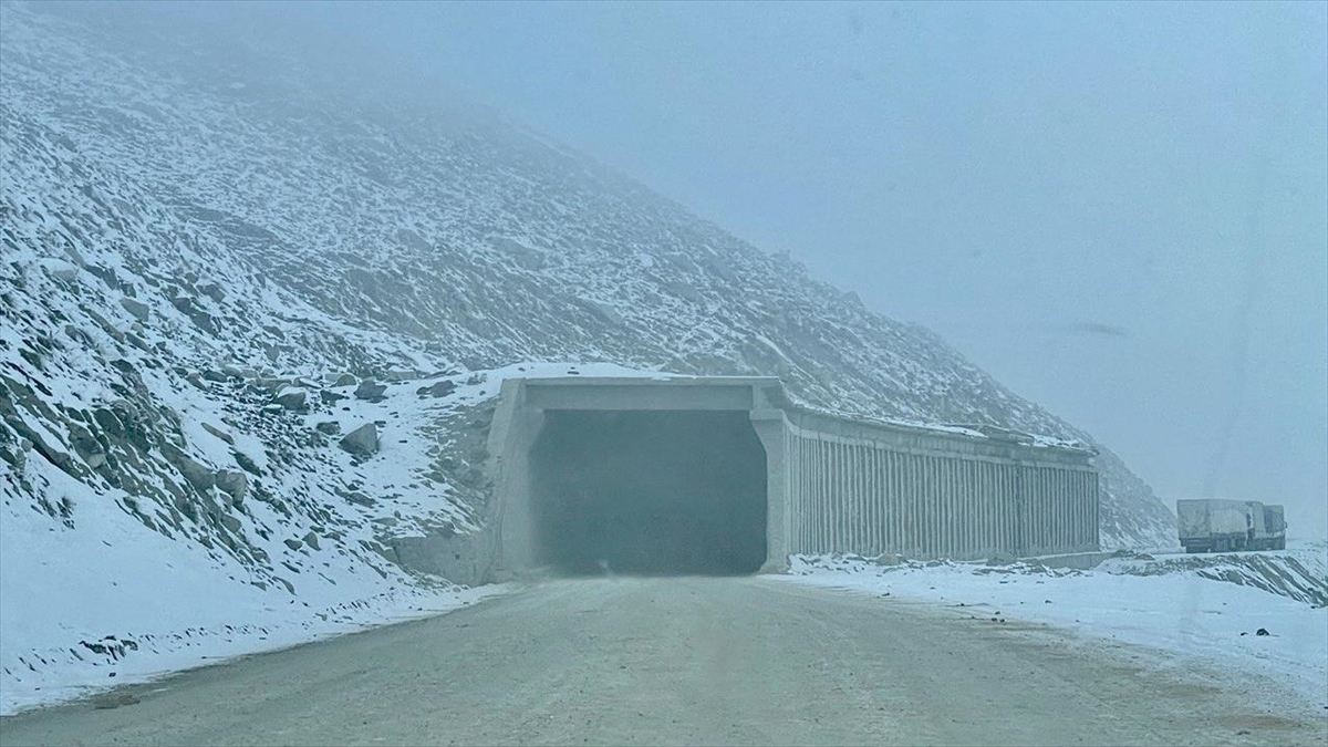 Afganistan'da Yakıt Tankerinin Tünelde Patlaması Sonucu 19 Kişi Öldü