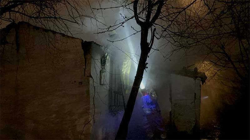 Ümraniye’de yangın çıkanda gecekondu kullanılamaz hale geldi