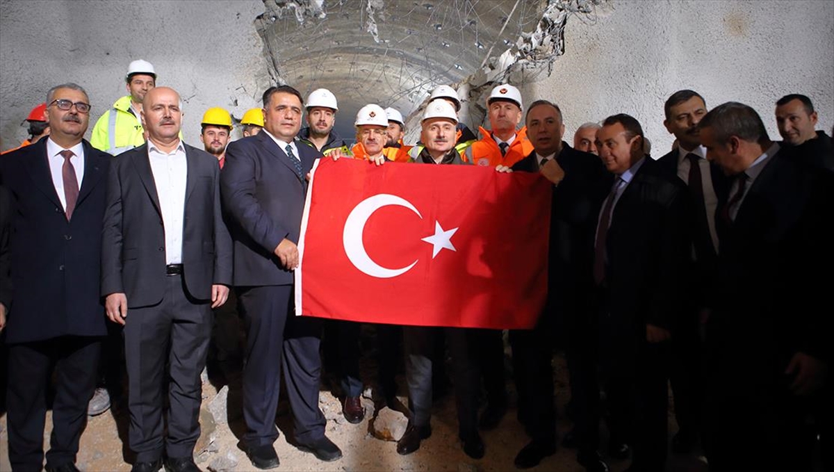 Bakan Karaismailoğlu, Laçin Kırkdilim Tüneli Işık Görme Töreni'ne Katıldı