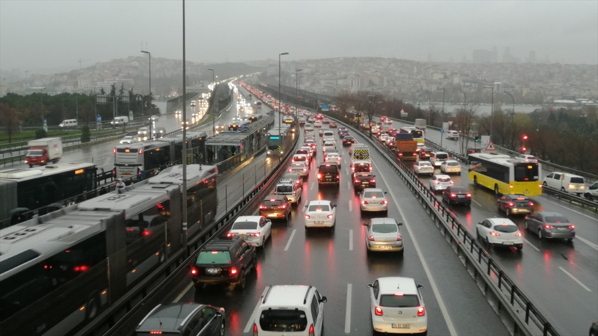İstanbul'da Yağışın Da Etkisiyle Trafik Yoğunluğu Arttı