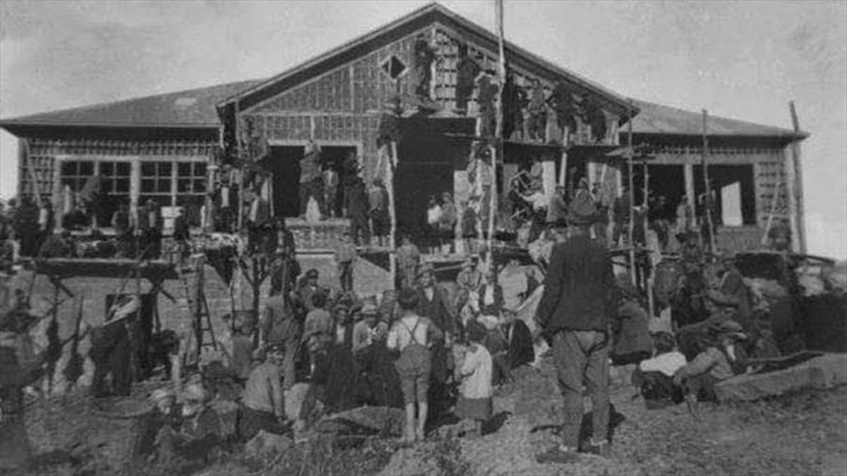 Restore Edilen Tarihi Okul Önünde 90 Yıl Önceki Fotoğraf Yeniden Çektirildi