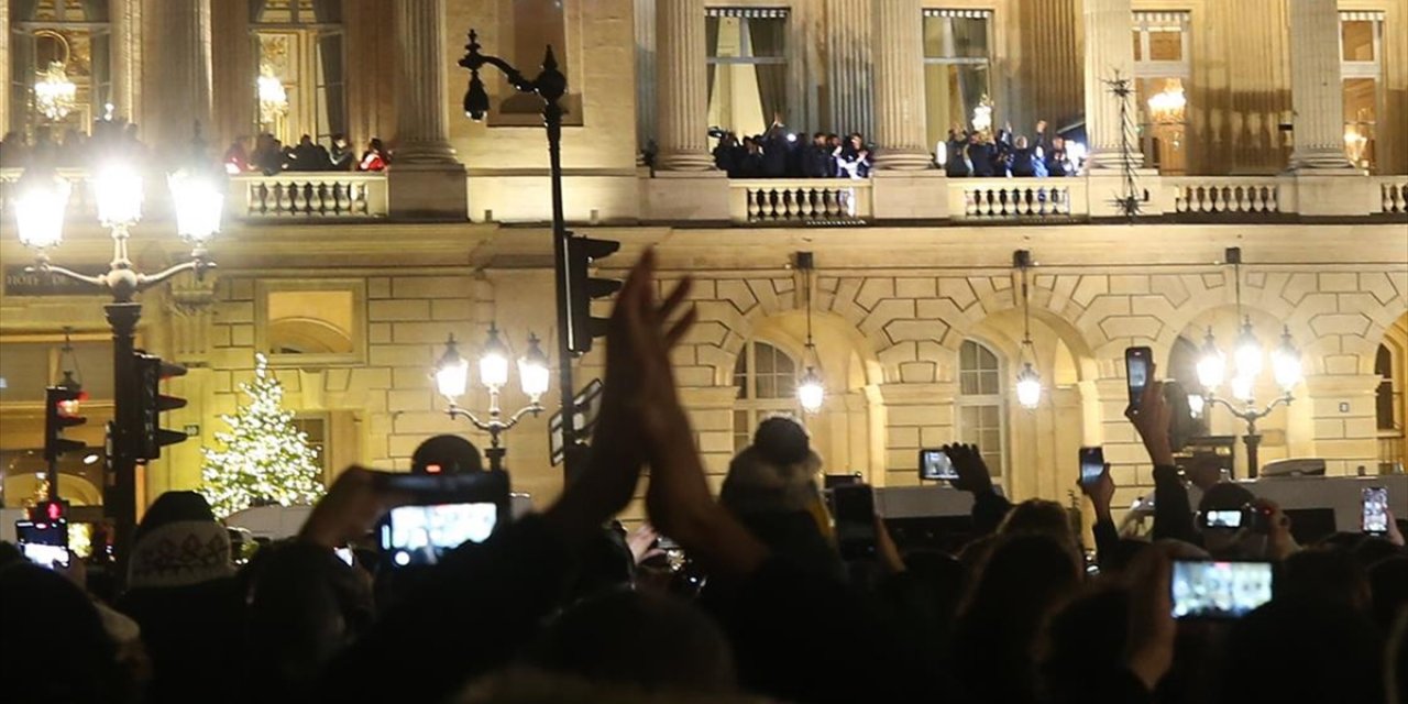 Fransa Milli Takımı'nı Paris'te Yaklaşık 50 Bin Taraftar Karşıladı