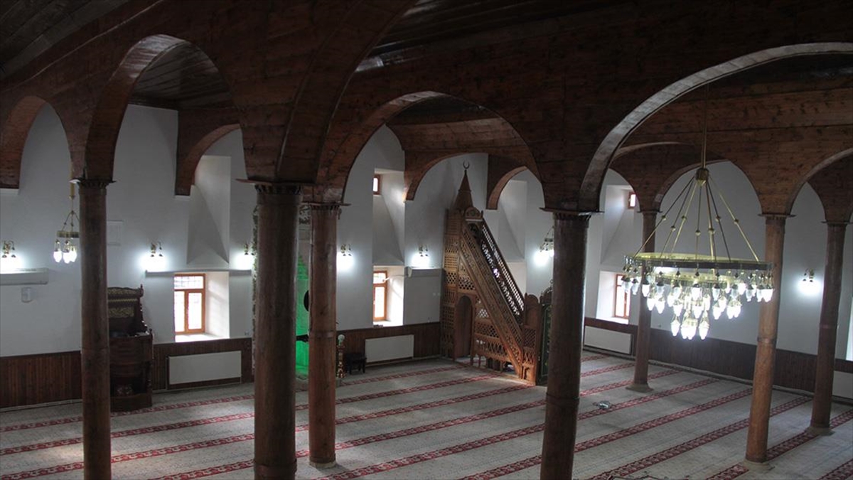 Erzincan'daki Osmanlı Eseri Ahşap Direkli Cami Asırlardır Ayakta