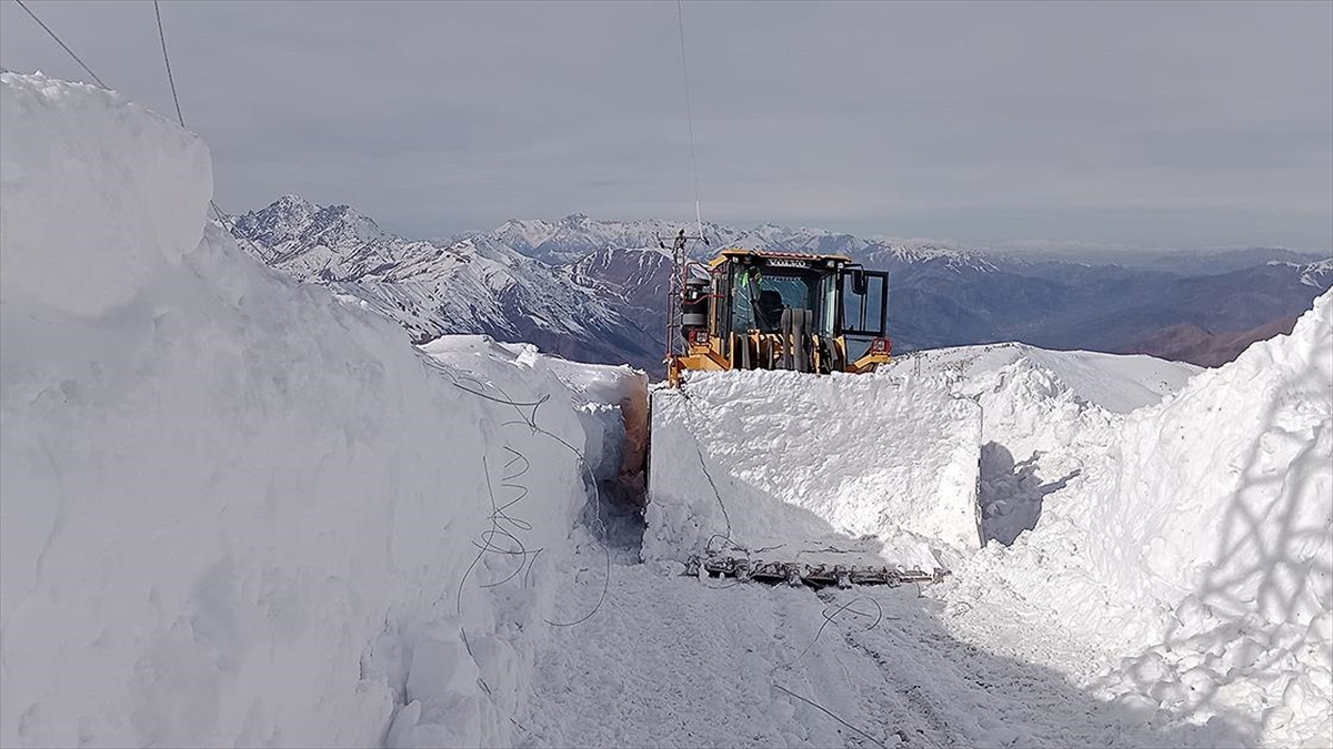 Hakkari'de Kardan Kapanan Üs Bölgesinin Yolu Açıldı