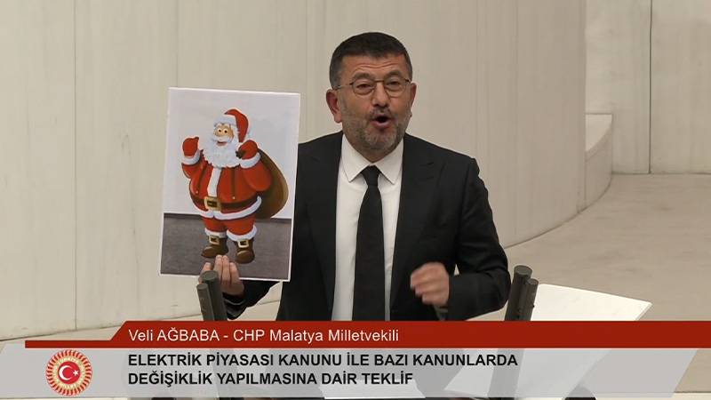 CHP'li Ağbaba'dan, Genel Kurul'da 'Noel Babalı' tepki