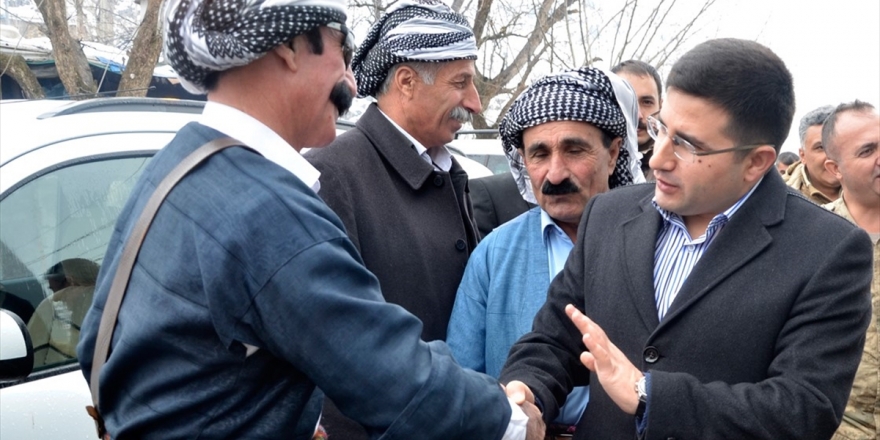 Kaymakam Vatandaşla Diyalog İçin Kürtçe Öğreniyor