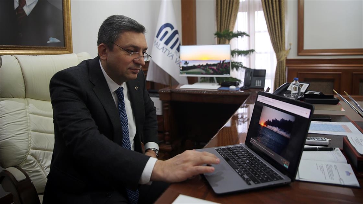 Malatya Valisi Hulusi Şahin "yılın Fotoğrafları" Oylamasında "yangın Müdahalesi" Fotoğrafını Seçti