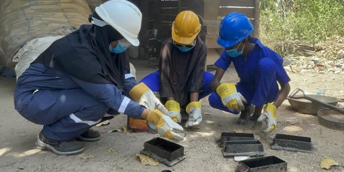 Nijeryalı Kadın Girişimci, Genç Kızlara Plastik Atıktan Parke Taşı Yapmayı Öğretiyor