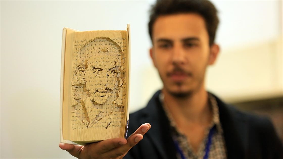 Iraklı Sanatçı, "kitap Oyma Sanatı" İle Yıpranmış Kitaplara Hayat Veriyor