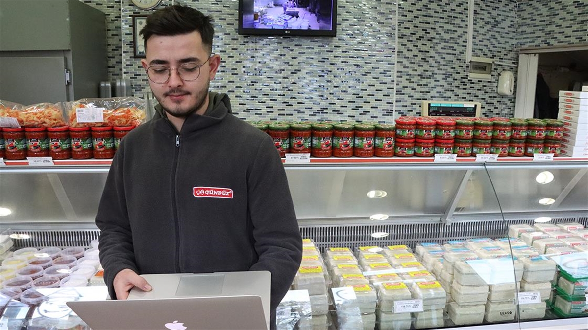 Kırklareli'nde Peynir Üreticileri "Yılın Fotoğrafları" Oylamasında "kırmışlar Kalbini" Fotoğrafını Seçti