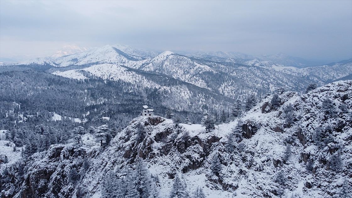 Adana'daki Armutoluğu Yaylası Beyaz Örtüyle Kaplandı