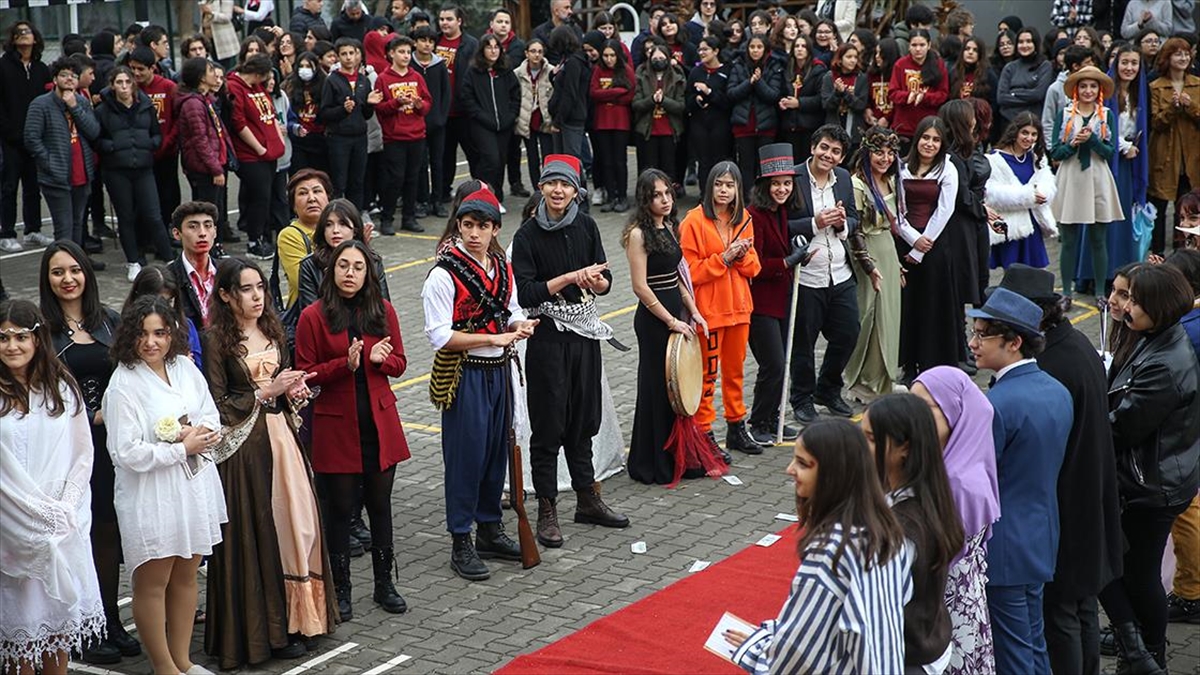 Öğrenciler Okudukları Romanların Kahramanlarını Kostümlerle Tanıttı
