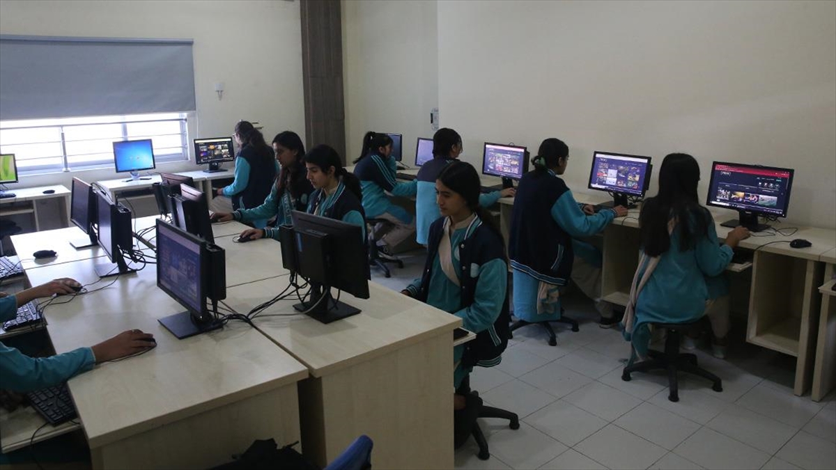 Pakistan'daki Tmv Öğrencileri "yılın Fotoğrafları" Oylamasında "gece Uçuşu" Fotoğrafını Seçti