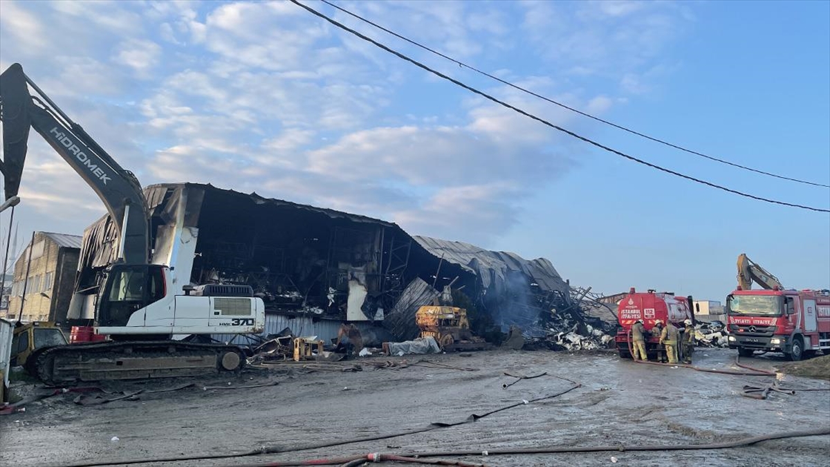 Eyüpsultan'da Fabrikada Çıkan Yangını Soğutma Çalışmaları Sürüyor