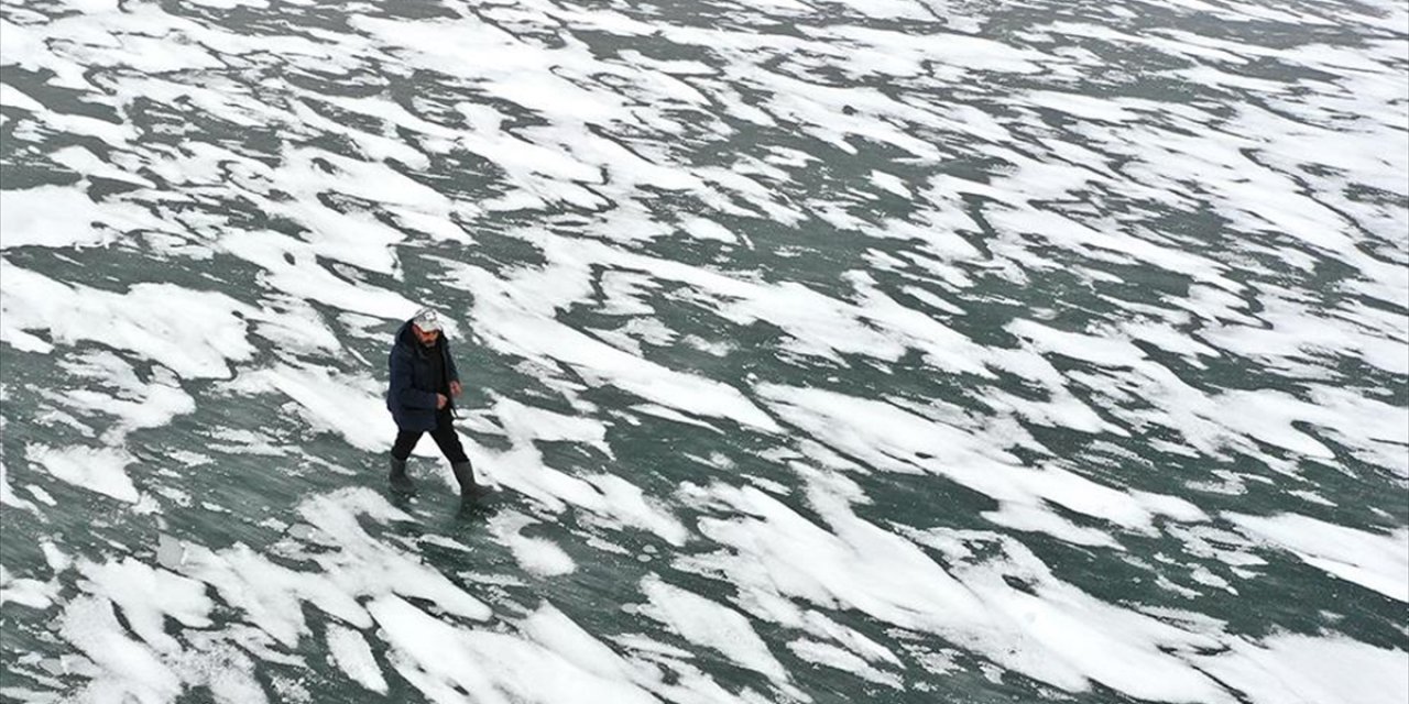 Kısmen Donan Çıldır Gölü Sezonun İlk Ziyaretçilerini Ağırladı