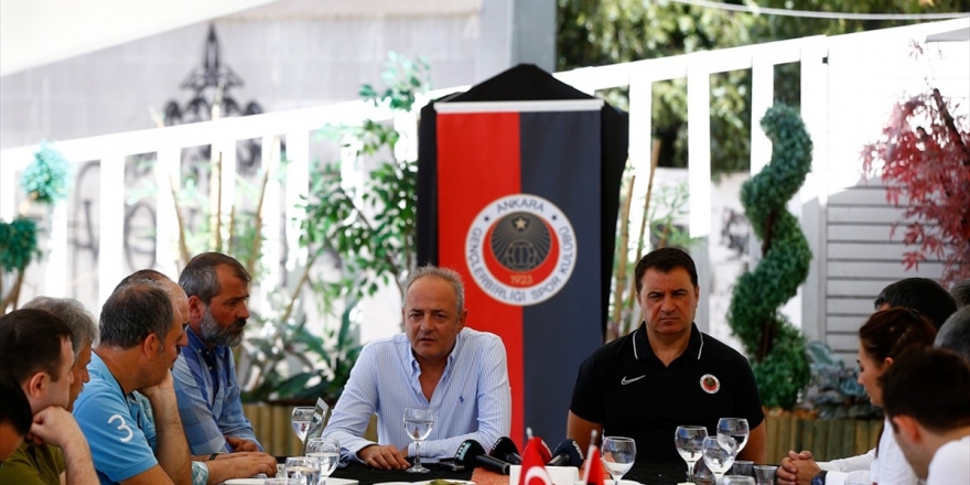 'Koşan Ve Mücadele Eden Genç Bir Takım Kuracağız'