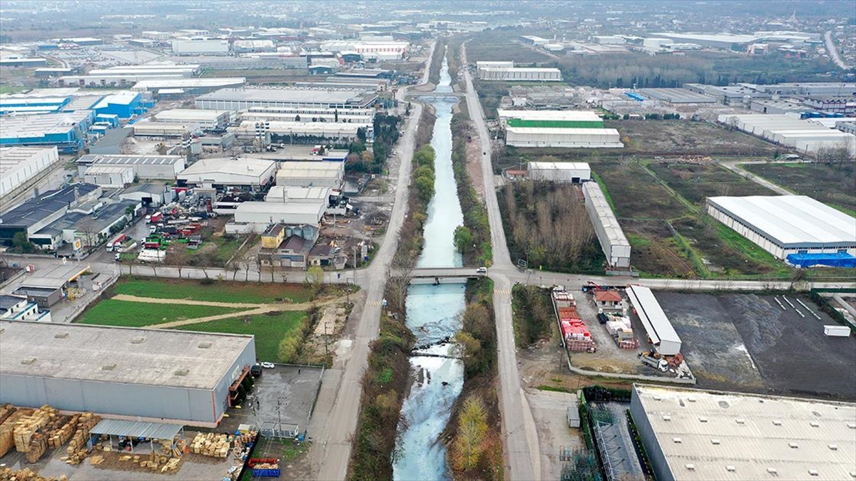 Kocaeli'de Atık Suların Karıştığı Kiraz Deresi'nin Rengi Değişti