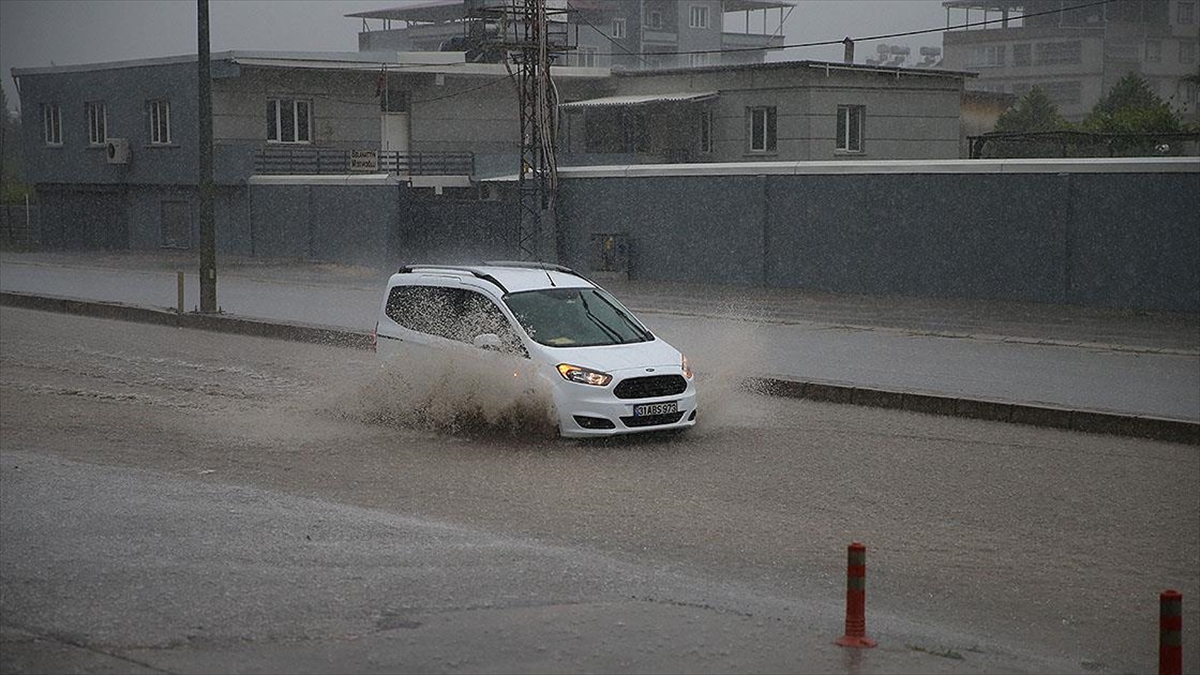 Batı Akdeniz'de Fırtına, Güneydoğu'da Sağanak Bekleniyor