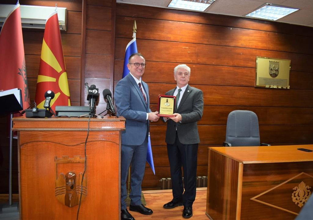 Prof. Dr. Fadıl Hoca'ya Gostivar Belediyesinden Plaket