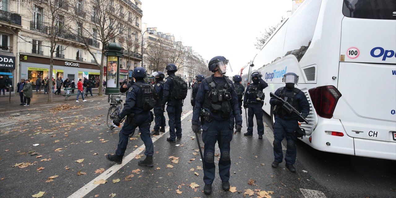 Paris Saldırısının Şüphelisi 'cinayet' Ve 'cinayete Teşebbüs'ten Tutuklu Yargılanacak