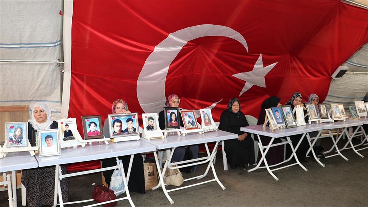 Diyarbakır Annelerinin Kararlı Bekleyişi Sürüyor