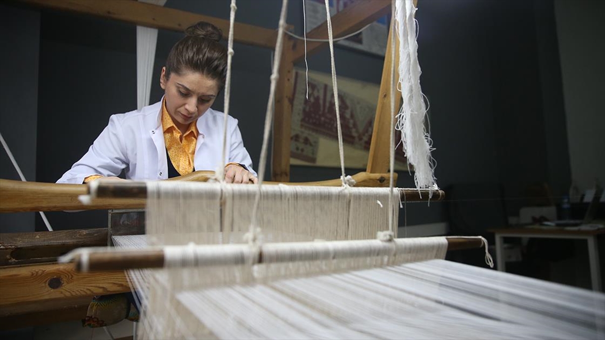 Geleneksel "Maraş Abası" Yeni Nesil Tasarımlarla Geleceğe Aktarılıyor