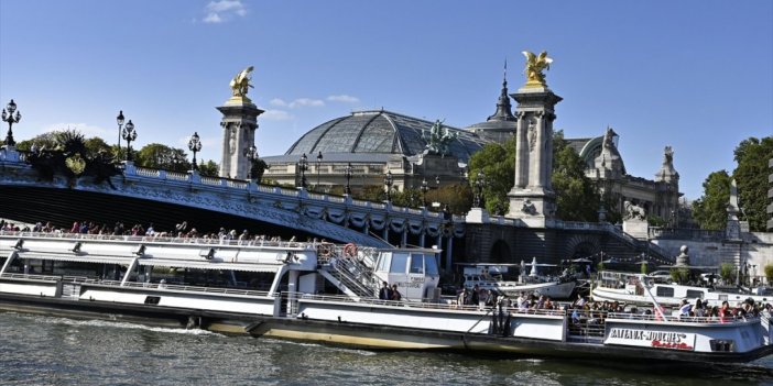 Paris'te Sen Nehri'nde Tur Ve Gezi Düzenleyen Gemilerin Çalışanları Greve Gitti