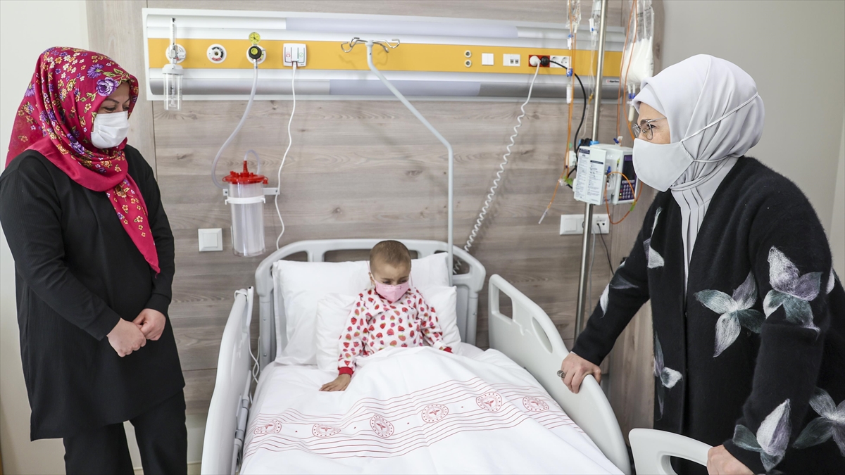 Emine Erdoğan'dan Kanser Hastası Çocuklara Moral Ziyareti