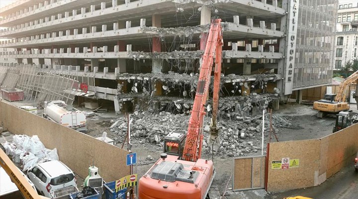 İstanbul'un ilk katlı otoparkının yıkımına başlandı