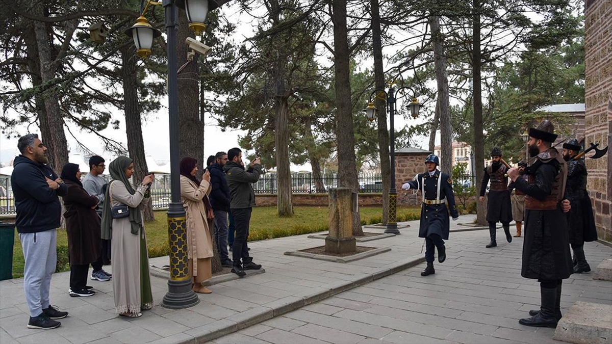 Ertuğrul Gazi Türbesi'ni 2022'de Yurt Dışından Yaklaşık 40 Bin Kişi Ziyaret Etti