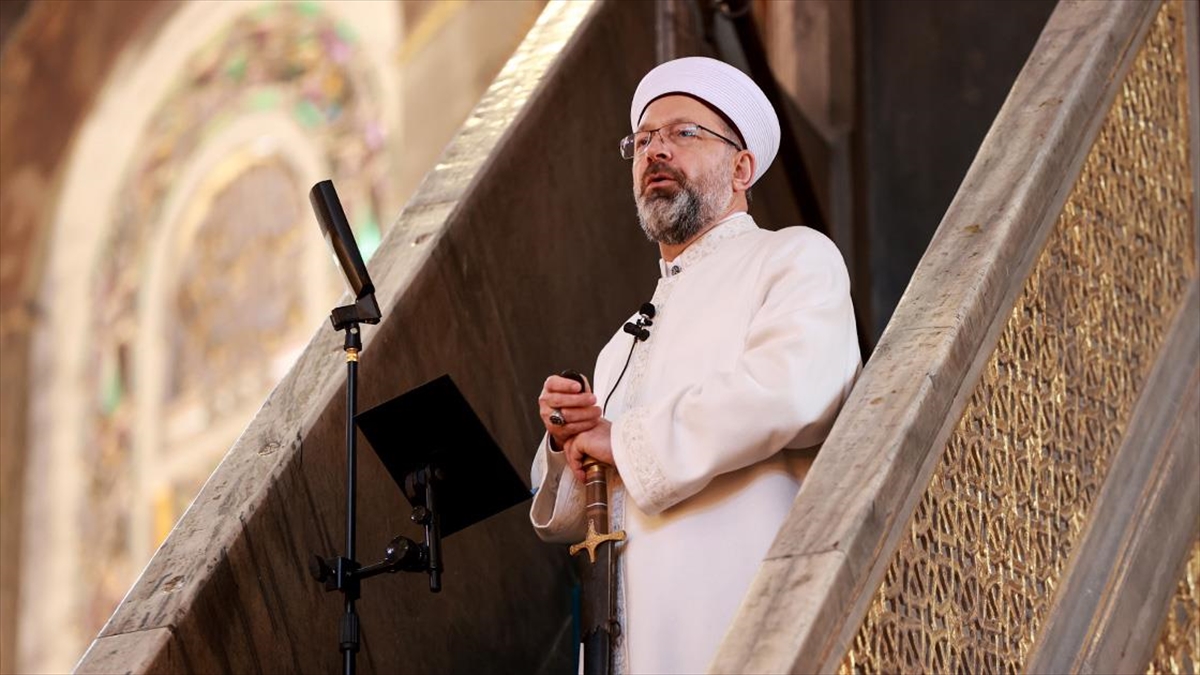 Diyanet İşleri Başkanı Erbaş, Ayasofya-i Kebir Cami-i Şerifi'nde Yılın Son Cuma Hutbesini Okudu