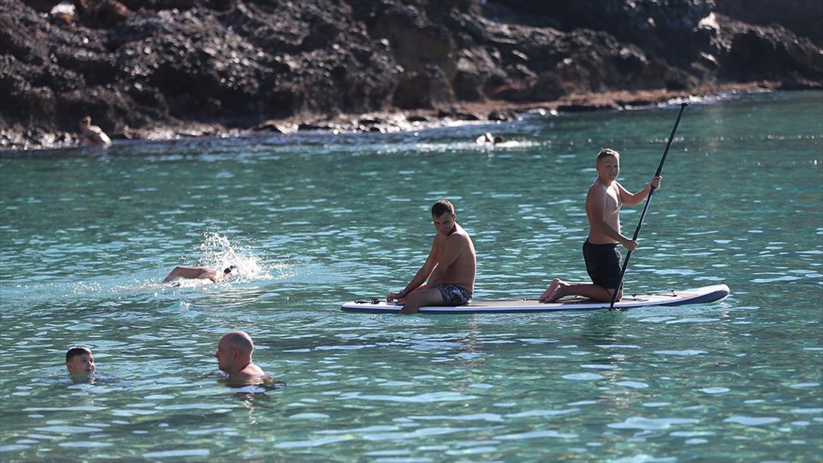 Alanya'da Yerli Ve Yabancı Turistler Aralık Ayında Denize Girdi