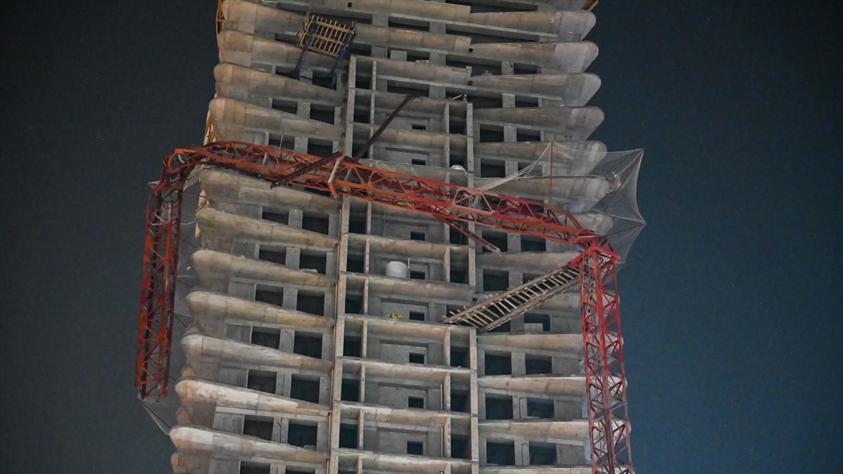 İzmir'de İnşaatta Yaşanan Vinç Kazasında 5 Kişi Öldü, 2 Kişi Yaralandı