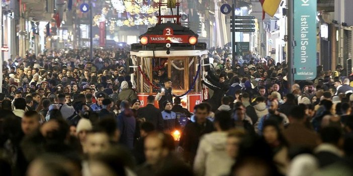 Yeni Yıla Saatler Kala Taksim'de Yoğunluk Yaşanıyor