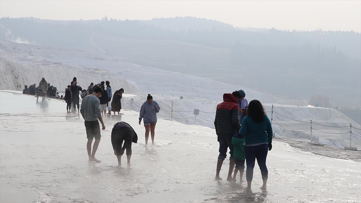 Pamukkale Yeni Yılın İlk Gününde Ziyaretçi Akınıyla Doldu