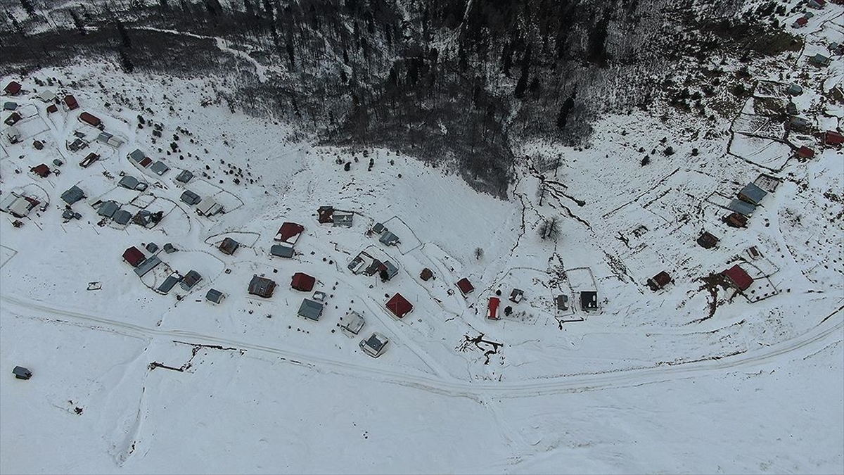 Düzce'deki Kardüz Yaylası Karla Kaplandı