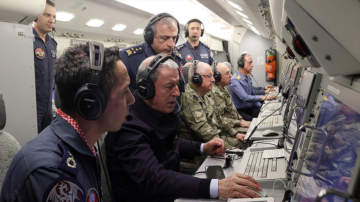 Bakan Akar Ve Beraberindeki Tsk Komuta Kademesinden Yılın Son Gününde Yoğun Mesai