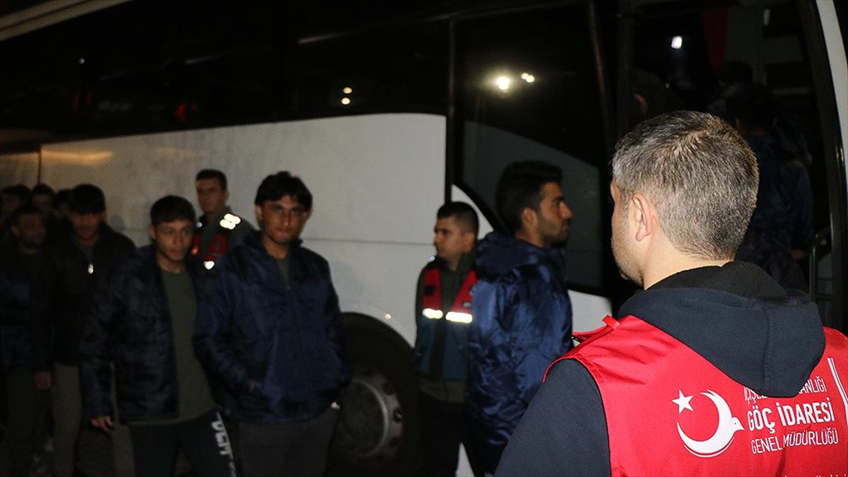 Geçen Yıl 124 Bin 441 Düzensiz Göçmenin Sınır Dışı Edildiği Açıklandı
