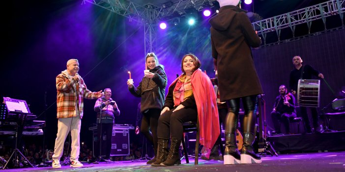 KUŞADASI’NDA ON BİNLER YENİ YILI SOKAK PARTİSİYLE KARŞILADI