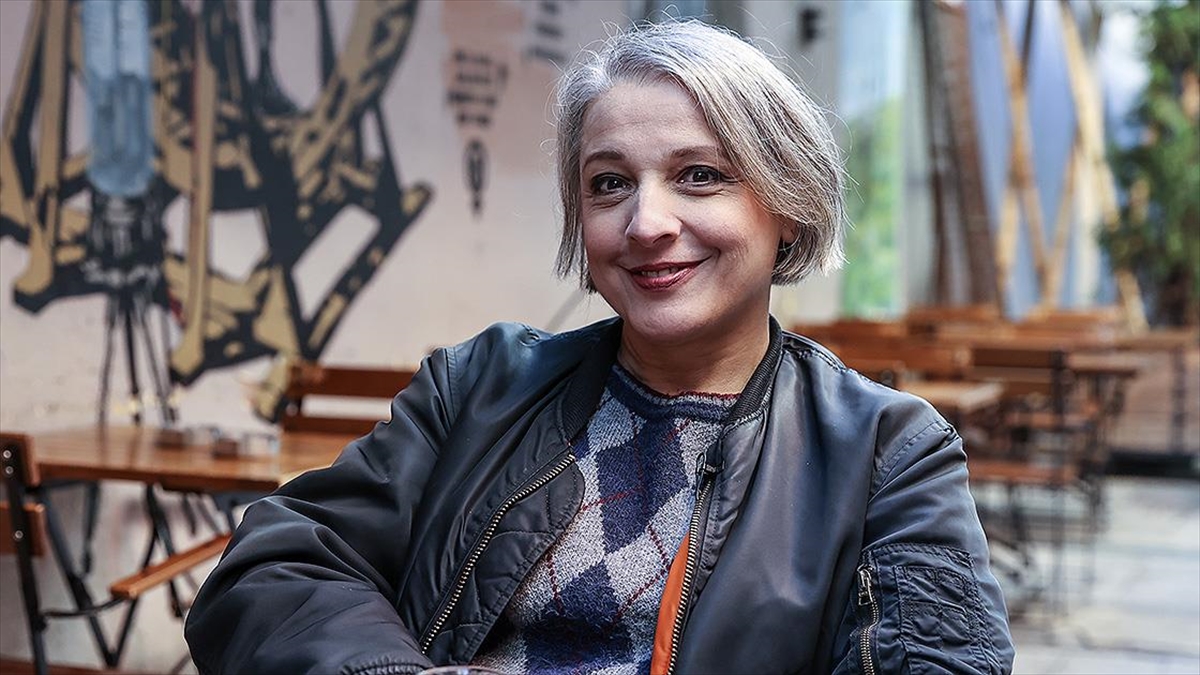 Oyuncu Ve Sunucu Güner Özkul, Babası Münir Özkul'u Anlattı: Filmlerden Önce Tiyatroda Bir Devmiş