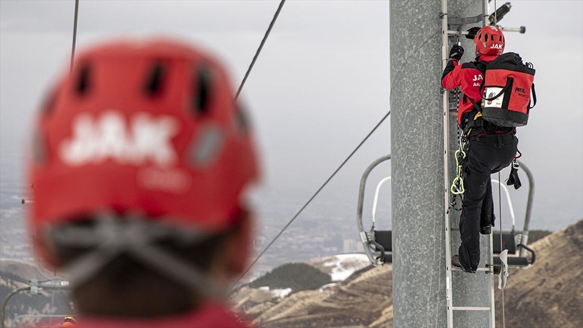 Palandöken'deki Jak Timleri Turistlerin Güvenliği İçin Tatbikatlarını Sürdürüyor