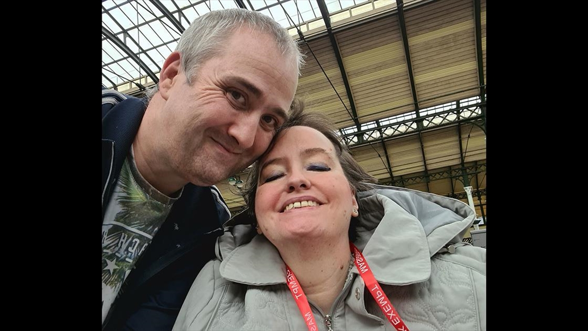 İngiltere'de 16 Saat Ambulans Bekledikten Sonra Ölen Kadının Eşi, Sağlık Sistemine Öfkeli